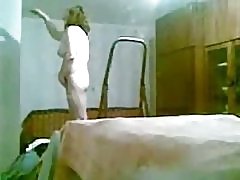 Špijuniranje moja mama skozi okno sodišča dvorišče