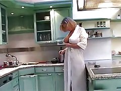 Busty široko v odprto haljo.