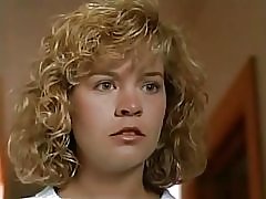 Mladi ellie cornell tuš scena