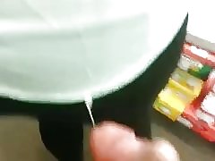 Cum na dekle (ona dotik sperme z roko)