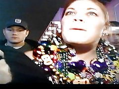 Dva prijatelja, ki utripa muco z rdečo glavo s ogromne joške