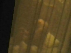 Nekaj sosedje ujete espia okno Lizati vraga ujeli