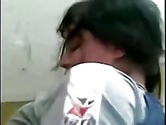 Mlad par prekleto v razredu