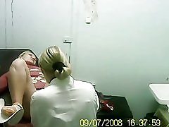 Blondinka je obiskal svojega zdravnika.