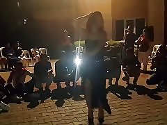 Thomas igra njen velik deke mez