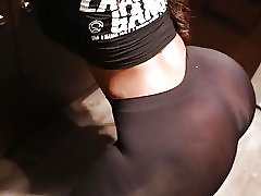 Ebony twerking v gamaše