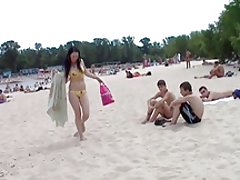 Nag teen prijatelje izpostavljajo v vodi